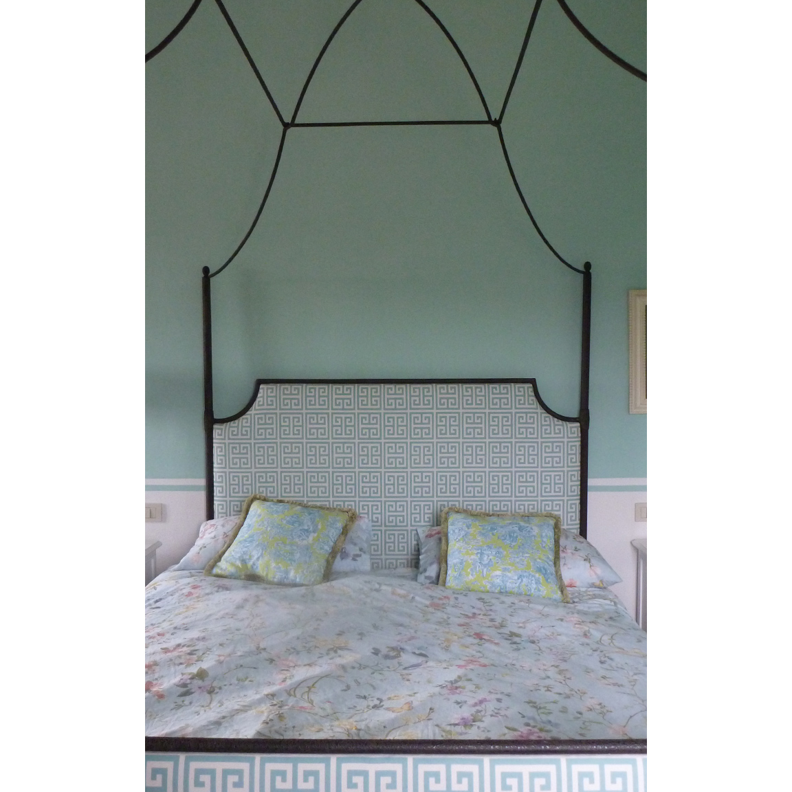 roman pattern canopy bed